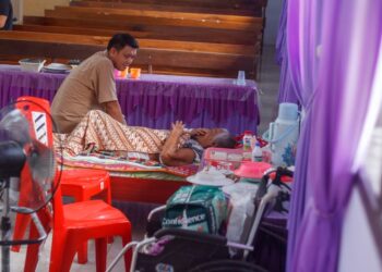 Foto: dr. Aprikonus Loris saat mengunjungi para lansia korban banjir di Dusun Bulude Kampung Barangkalang. (Dok. Istimewa)