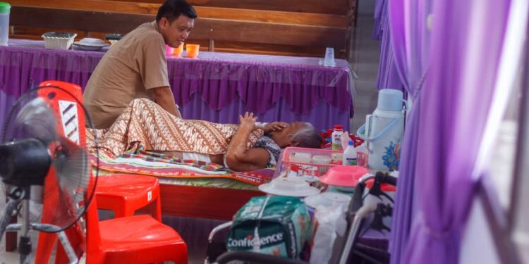 Foto: dr. Aprikonus Loris saat mengunjungi para lansia korban banjir di Dusun Bulude Kampung Barangkalang. (Dok. Istimewa)