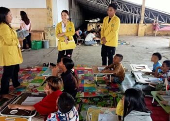 Prodi PGSD Unika De La Salle Manado saat memberikan pembelajaran numerasi. (foto; meikel/barta)