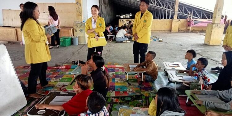 Prodi PGSD Unika De La Salle Manado saat memberikan pembelajaran numerasi. (foto; meikel/barta)