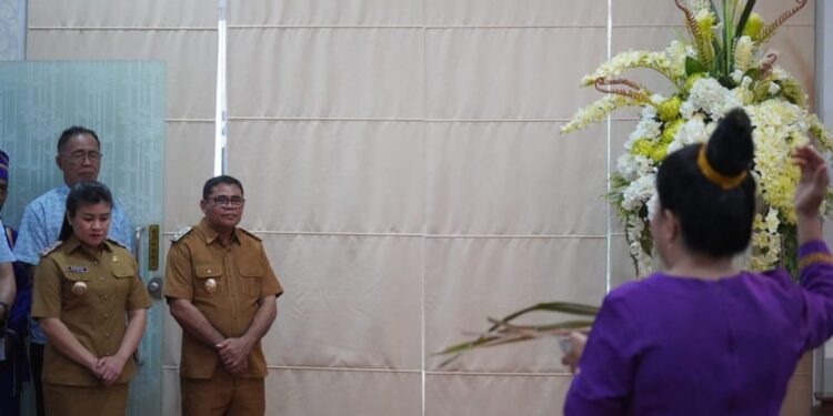 Prosesi Adat Menahulending Sambut CINTA HERO Sebelum Masuk Ruang Kerja