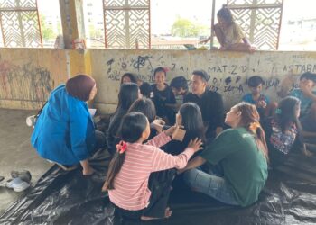 Proses edukasi Mahaiswa Magang di DP3A Manado kepada Anak - anak di Pasar Bersehati Manado. (foto: meikel/barta).