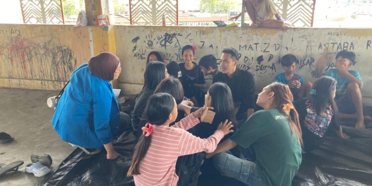 Proses edukasi Mahaiswa Magang di DP3A Manado kepada Anak - anak di Pasar Bersehati Manado. (foto: meikel/barta).