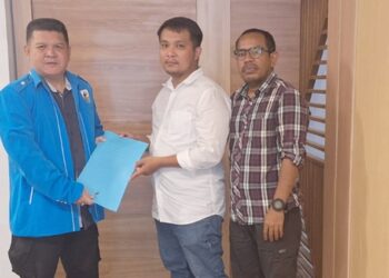 Dedy dan Dreiter Menerima SK caretaker KNPI Minahasa dari Very Seke. (foto: KNPI Minahasa)