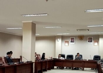 Ketua Pansus Pemberdayaan Pemuda, Eldo Wongkar saat memimpin rapat perdana. (foto: meikel/barta)