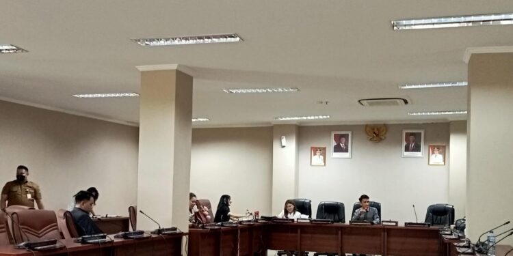 Ketua Pansus Pemberdayaan Pemuda, Eldo Wongkar saat memimpin rapat perdana. (foto: meikel/barta)