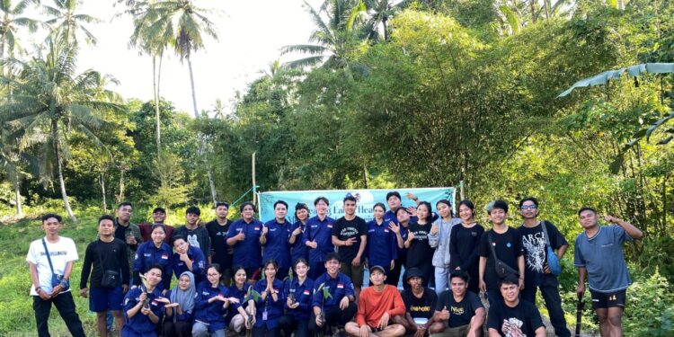 foto bersama pada kegiatan Menanam Untuk Keseimbangan Diri. (foto: istimewa)