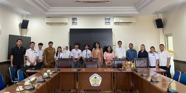 foto bersama Polimdo dan SMK Negeri 1 Amurang. (foto: istimewa)