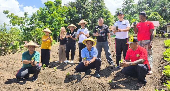 Kalapas Kelas IIB Bitung Edi Kuhen dan jajaran panen kacang tanah. (foto: Chris/Barta1)