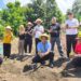 Kalapas Kelas IIB Bitung Edi Kuhen dan jajaran panen kacang tanah. (foto: Chris/Barta1)