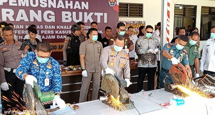 Kapolres Bitung AKBP Albert Zai bersama Forkopimda saat pemusnahan barang bukti. (foto: Chris/Barta1)