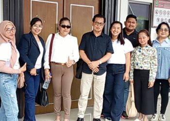 Foto bersama, LAKRI dan Kuasa Hukum Adv.Eric Tengor, SH, serta Korban Gracelda dan para saksi WNA dan juga penerjemah seusai menerima hasil dalam sidang putusan. (foto: Chris/Barta1)