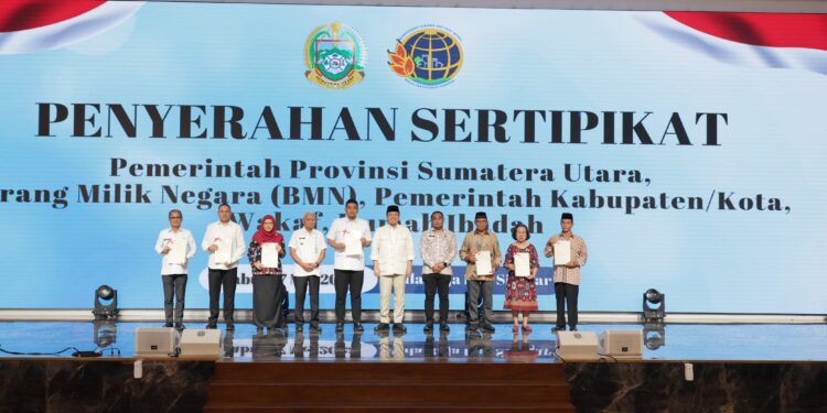 Percepat Pendaftaran Tanah di Sumut, Menteri Nusron Serahkan 875 Sertipikat Tanah