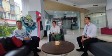 Nicky Laoh (kiri) dan Divisi Humas BSGo. (Foto Ady/Barta1)