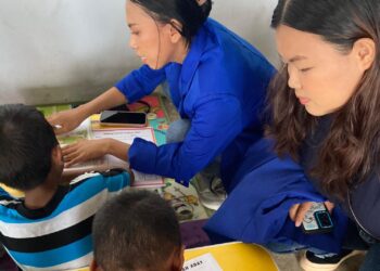 Mahasiswi Polimdo membagikan pengetahuan kepada anak-anak di Pasar Bersehati Manado. (foto: istimewa)