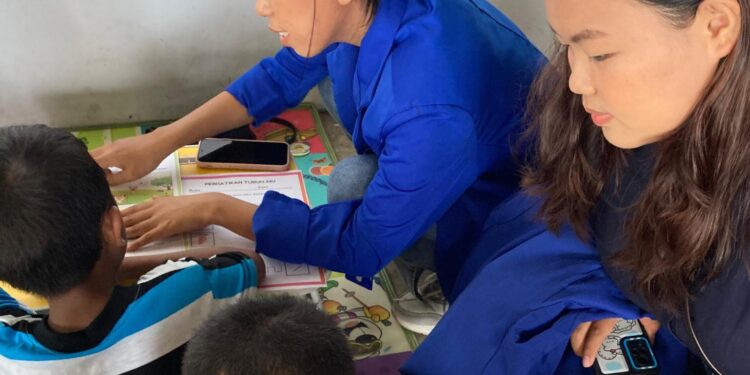 Mahasiswi Polimdo membagikan pengetahuan kepada anak-anak di Pasar Bersehati Manado. (foto: istimewa)