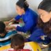 Mahasiswi Polimdo membagikan pengetahuan kepada anak-anak di Pasar Bersehati Manado. (foto: istimewa)