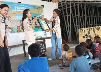 PPG Matematik saat memberikan pengetahuan tentang Matematika kepada kelas kecil. (foto: Ain)