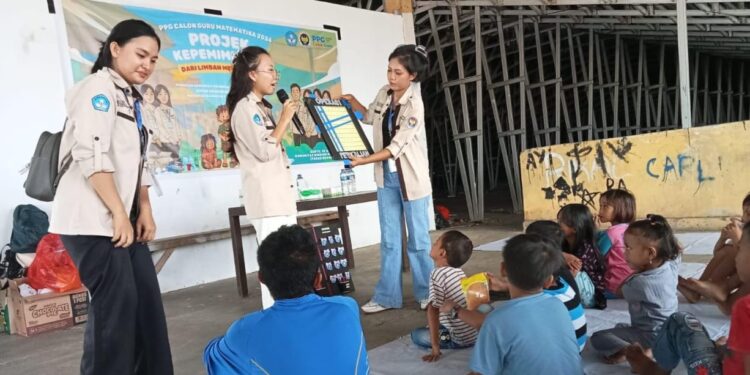 PPG Matematik saat memberikan pengetahuan tentang Matematika kepada kelas kecil. (foto: Ain)