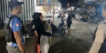 Tim Patroli Wilayah Timur Polres Bitung membantu seorang ibu asal Lembeh ke rumah sakit. (foto:Chris/Barta1)