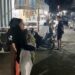 Tim Patroli Wilayah Timur Polres Bitung membantu seorang ibu asal Lembeh ke rumah sakit. (foto:Chris/Barta1)