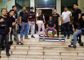 Tim gabungan Polres Bitung membawa HM selaku pemilik pesta untuk dilakukan pemeriksaan di Polsek Maesa (foto: Chris/Barta1)