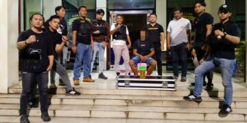 Tim gabungan Polres Bitung membawa HM selaku pemilik pesta untuk dilakukan pemeriksaan di Polsek Maesa (foto: Chris/Barta1)