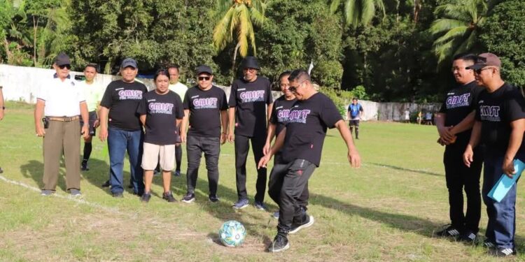 Sepakan Wakil Bupati Sitaro di GMIST Fun Football 2025