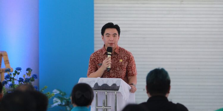 Foto: Bupati Kepulaun Sangihe, Michael Thungari menyampaikan sambutan dalam peringatan Hari Buruh 1 Mei 2025. (Dok. Yosman Limpong)