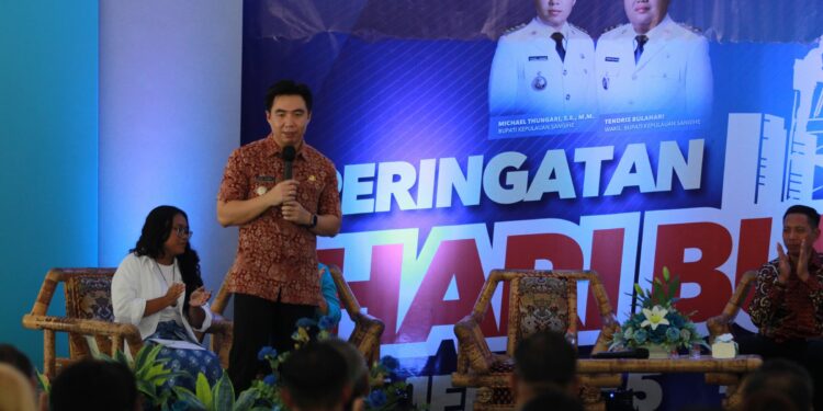 Foto: Bupati Kepulaun Sangihe, Michael Thungari menyampaikan sambutan dalam peringatan Hari Buruh 1 Mei 2025. (Dok. Yosman Limpong)