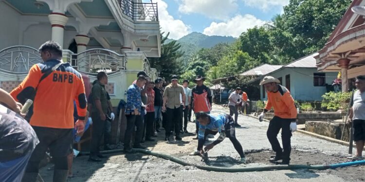 Foto: Bupati Kepulauan Sangihe Turun Meninjau Pemulihan Lokasi Banjir di Kampung Barangkalang. (Dok. Rendy/Barta1)