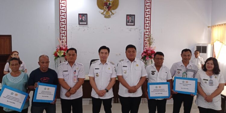 Foto: Penyerahan Bantuan Bencana Hidrometeorologi oleh Bupati dan Wakil Bupati Sangihe. (Dok. Rendy/Barta1)