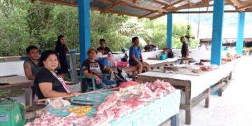 Foto: Para pedagang daging Babi yang menempati bangunan Daseng Malahasa. (Rendy/Barta1)