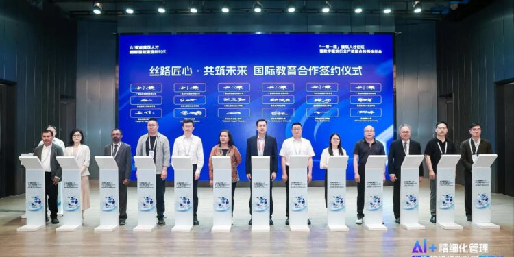 Diretur Polimdo, Dra Mareyke Alelo, MBA menjadi bagian penting pada forum bakat kontruksi "satu sabuk satu jalan" dan konferensi tahunan komunitas integrasi pendidikan industri konstruksi digital di Beijing Cina. (foto: istimewa)