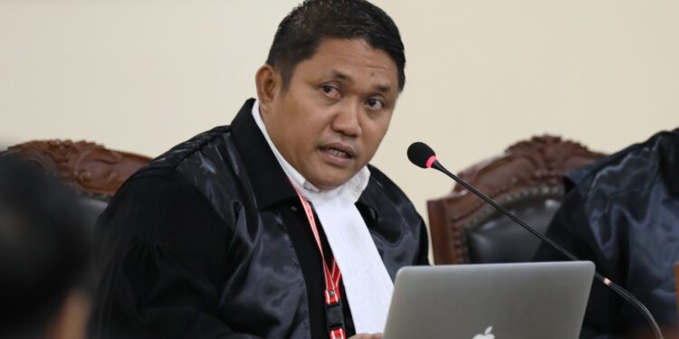 Ketua tim hukum pasangan calon Irwan Hasan – Haroni Mamentiwalo, Handri Piter Poae, SH (Foto istimewa).