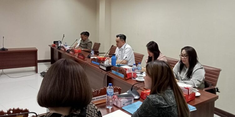 Komisi II DPRD Sulut saat RDP bersama Dinas Koperasi, Eldo Wongkar Tidak Terlihat. (foto: meikel/barta)