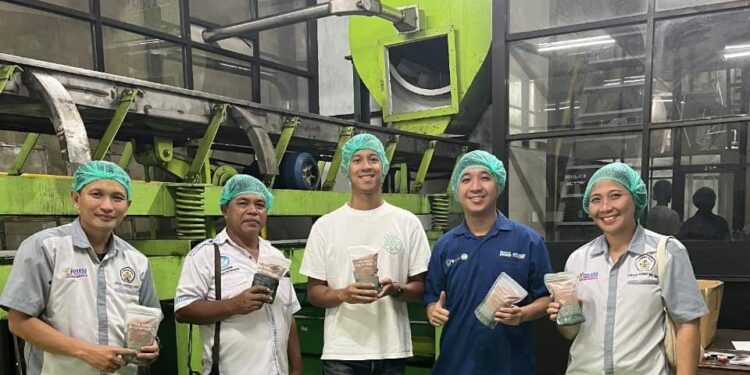 Tim Peneliti Polimdo Lakukan Benchmarking Pengolahan Gula Semut Berkelanjutan di PT Gunung Hijau Masarang. (foto: istimewa)