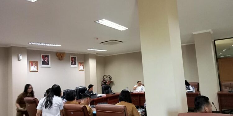 Kondisi Pansus Kepemudaan saat melakukan pembahasan. (foto: meikel/barta)