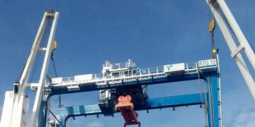 rubber tyred gantry crane RTG derek peti kemas di lapangan penumpukan yang roboh pada Rabu, 21 Mei 2025, dikatakan masih baru dan layak operasi.. (foto: Chris/Barta1)