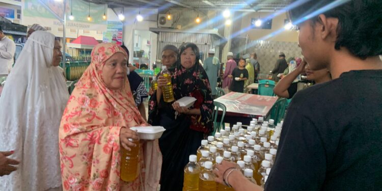 BEM UMMA Berbagi Minyak Goreng Gratis di Ternate Tanjung
