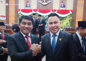 Gubernur Yulius Selvanus dan Pimpinan Komisi I Braien Waworuntu. (foto: istimewa)