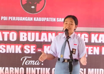 Foto: Chelsea Theresia Medea dari SMA Negeri 1 Tabukan Tengah, pemenang pertama lomba pidato bulan Bung Karno di Sangihe. (Dok. Istimewa)