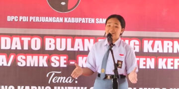 Foto: Chelsea Theresia Medea dari SMA Negeri 1 Tabukan Tengah, pemenang pertama lomba pidato bulan Bung Karno di Sangihe. (Dok. Istimewa)