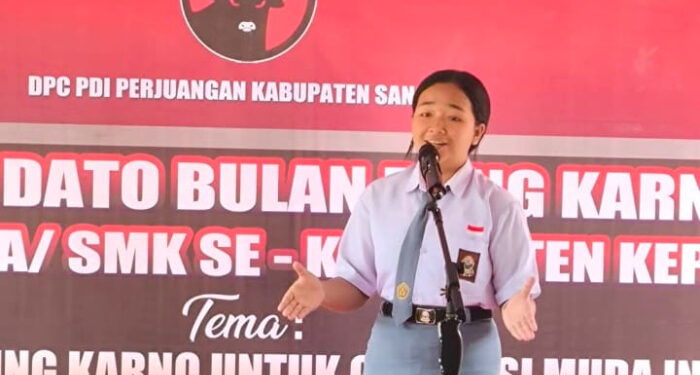 Foto: Chelsea Theresia Medea dari SMA Negeri 1 Tabukan Tengah, pemenang pertama lomba pidato bulan Bung Karno di Sangihe. (Dok. Istimewa)