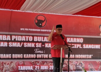 Foto: Ketua DPC PDI P Kabupaten Kepulauan Sangihe, Ferdy Sondakh Menyampaikan Sambutan dalam Pembukaan Lomba Pidato Bulan Bung Karno. (Dok. Istimewa)