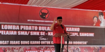 Foto: Ketua DPC PDI P Kabupaten Kepulauan Sangihe, Ferdy Sondakh Menyampaikan Sambutan dalam Pembukaan Lomba Pidato Bulan Bung Karno. (Dok. Istimewa)