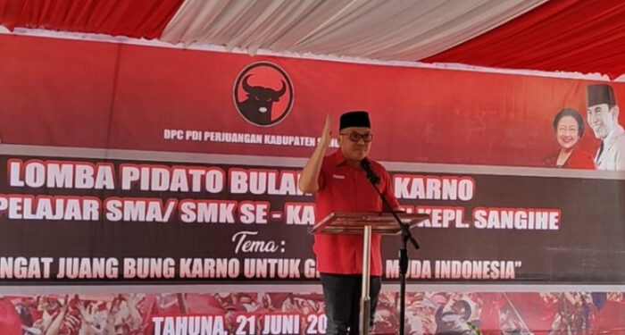 Foto: Ketua DPC PDI P Kabupaten Kepulauan Sangihe, Ferdy Sondakh Menyampaikan Sambutan dalam Pembukaan Lomba Pidato Bulan Bung Karno. (Dok. Istimewa)
