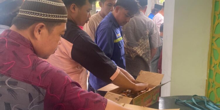 Jumat berbagi bersama Jemaah di Masjid Sabilal Muhtadin Buha. (foto: istimewa)
