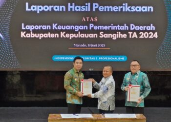 Foto: Bupati Kepulauan Sangihe, Michael Thungari dan Ketua DPRD Sangihe, Ferdy Sondakh menerima hasil laporan keuangan daerah dari BPK RI. (Dok. Istimewa)