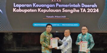 Foto: Bupati Kepulauan Sangihe, Michael Thungari dan Ketua DPRD Sangihe, Ferdy Sondakh menerima hasil laporan keuangan daerah dari BPK RI. (Dok. Istimewa)